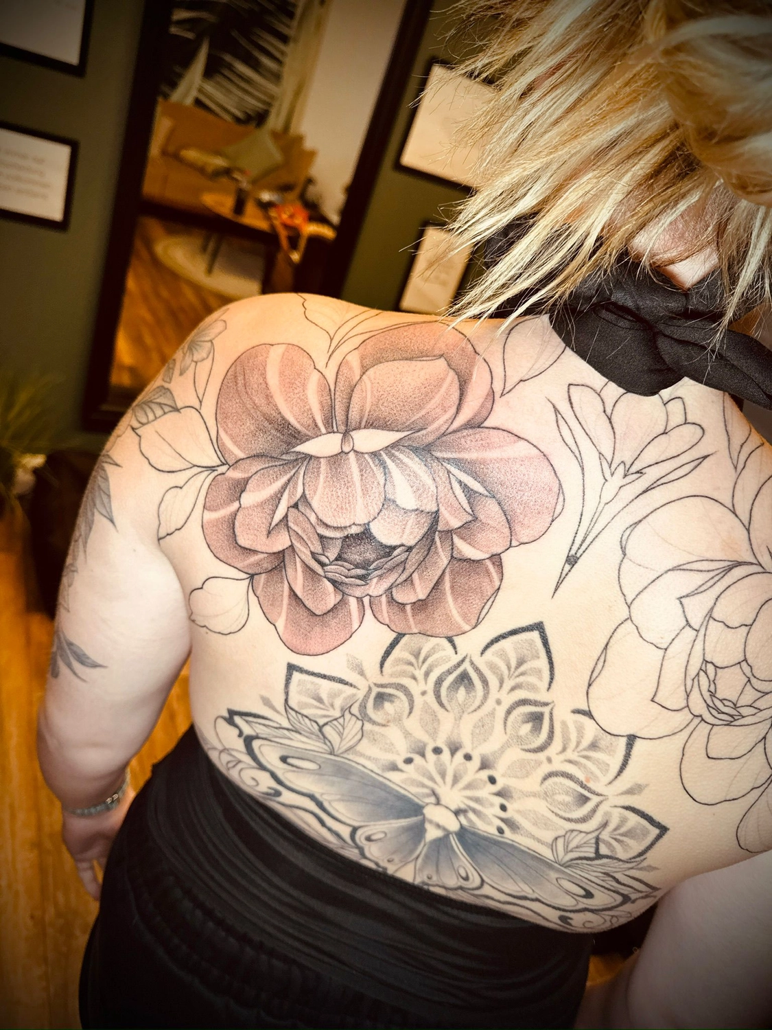 Kunstraum – Tätowierung – Schwarz-graue Blumentätowierung auf dem Rücken
