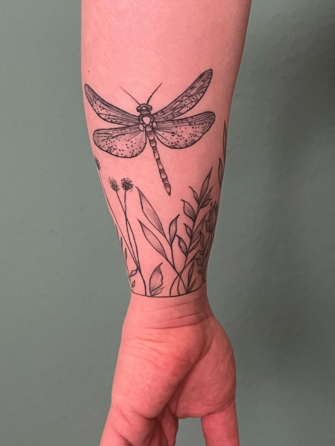 Kunstraum – Tätowierung – Schwarz-graue Schmetterlings- und Gras-Tätowierung auf dem Arm