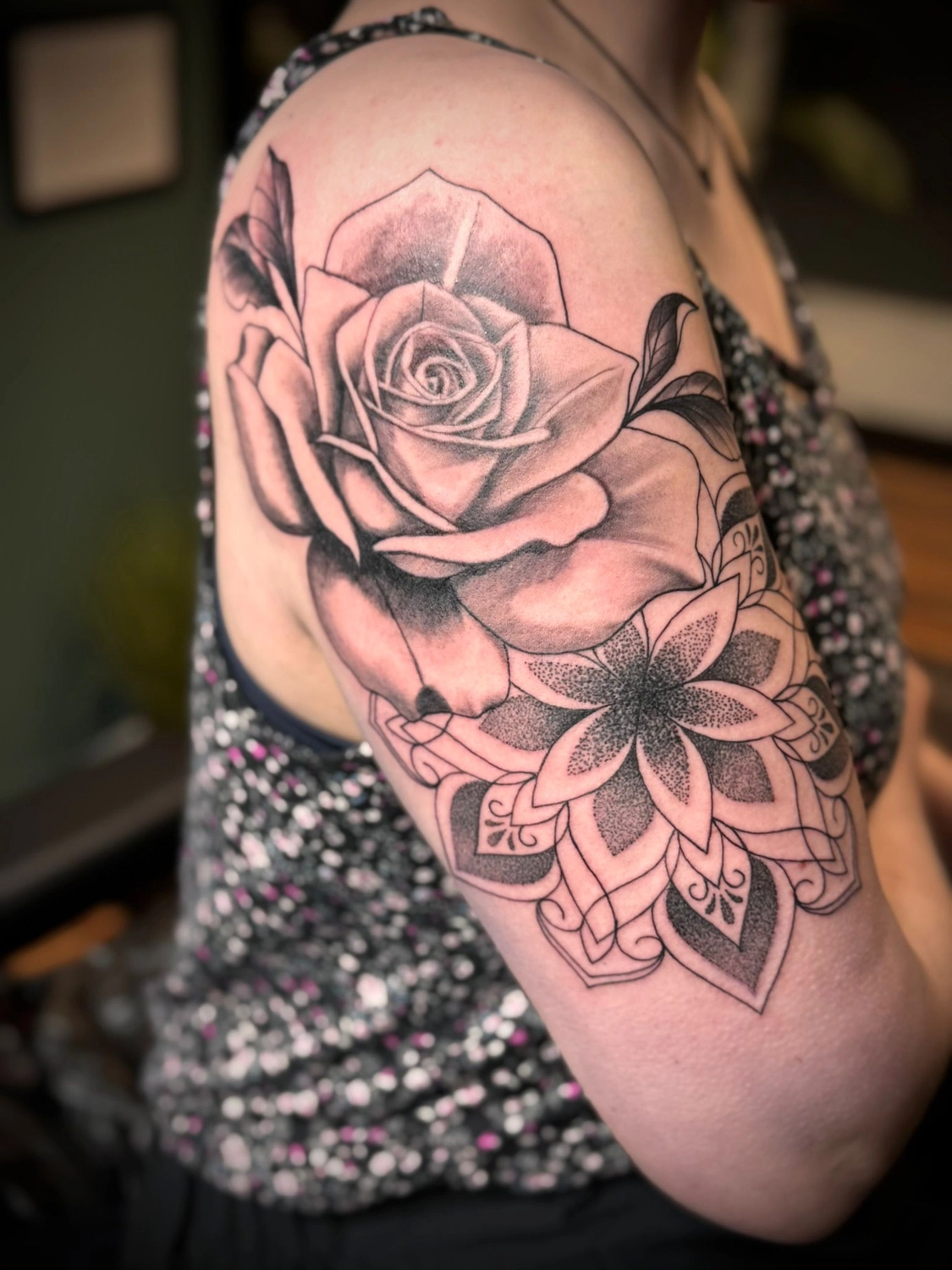 Kunstraum – Tätowierung – Schwarz-graue Blumentätowierung auf dem Bizeps