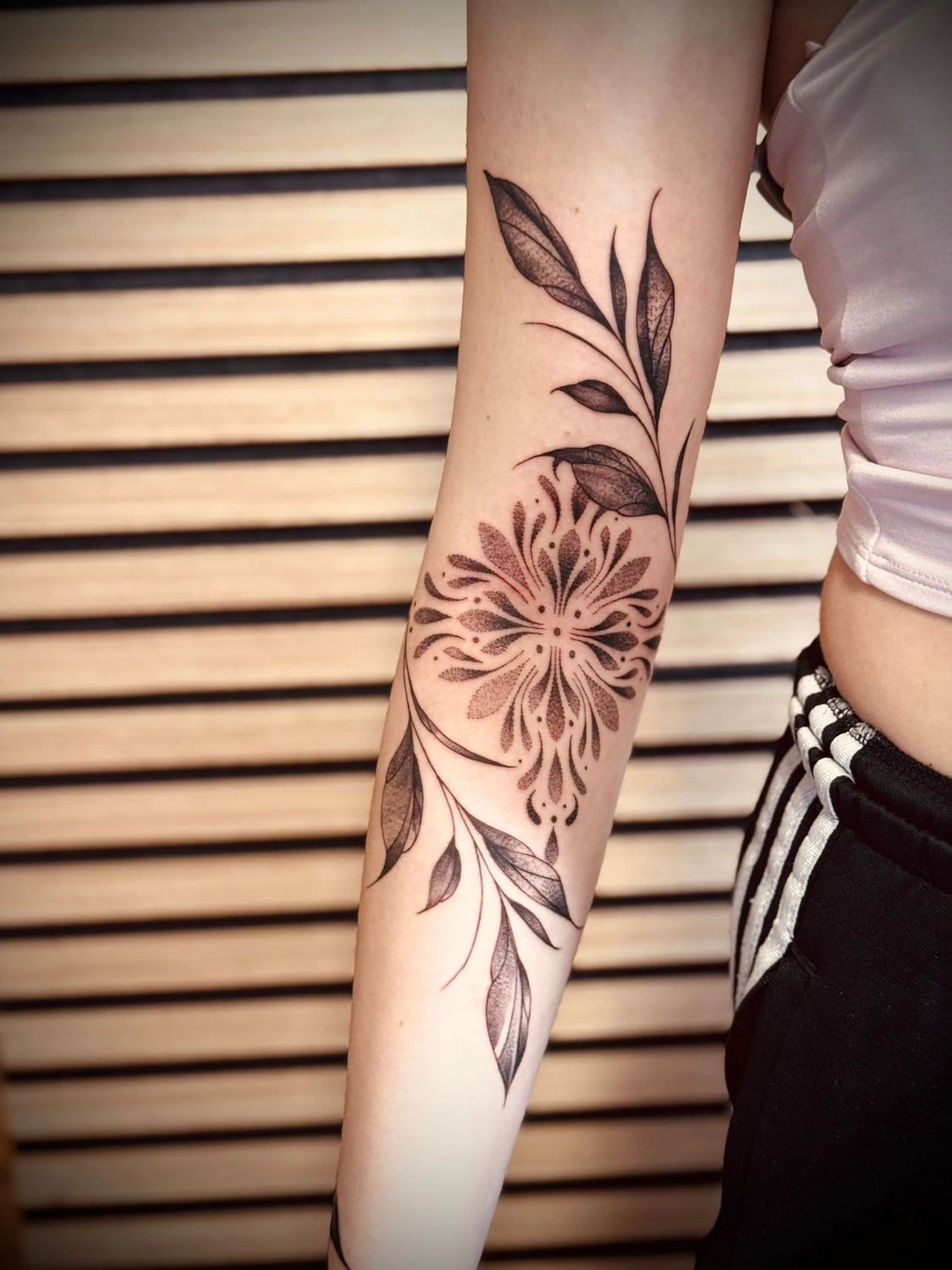 Kunstraum – Tätowierung – Schwarz-graue Blumentätowierung auf dem Arm