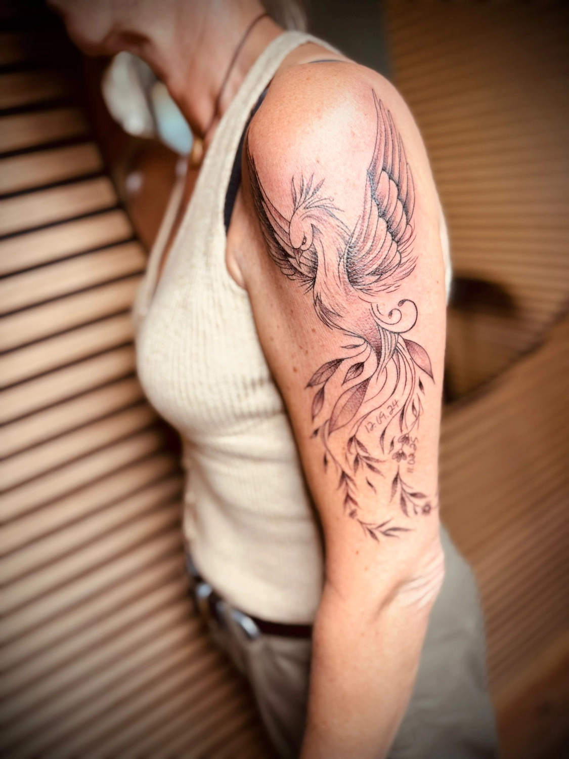 Kunstraum – Tätowierung – Schwarz-graue Drachen-Tätowierung auf dem Bizeps