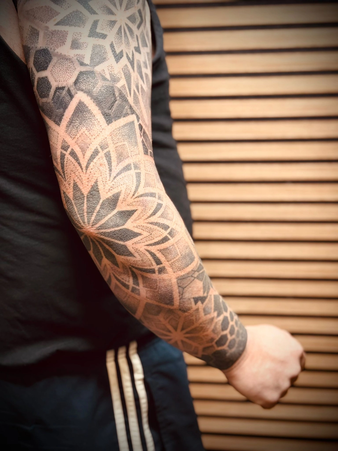 Kunstraum – Tätowierung – Schwarz-graue Blumentätowierung auf dem gesamten Arm 