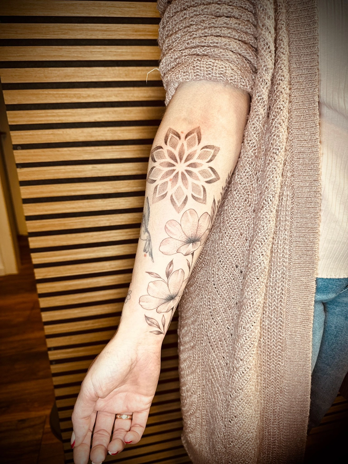 Kunstraum – Tätowierung – Schwarz-graue Blumentätowierung auf dem Unterarm 
