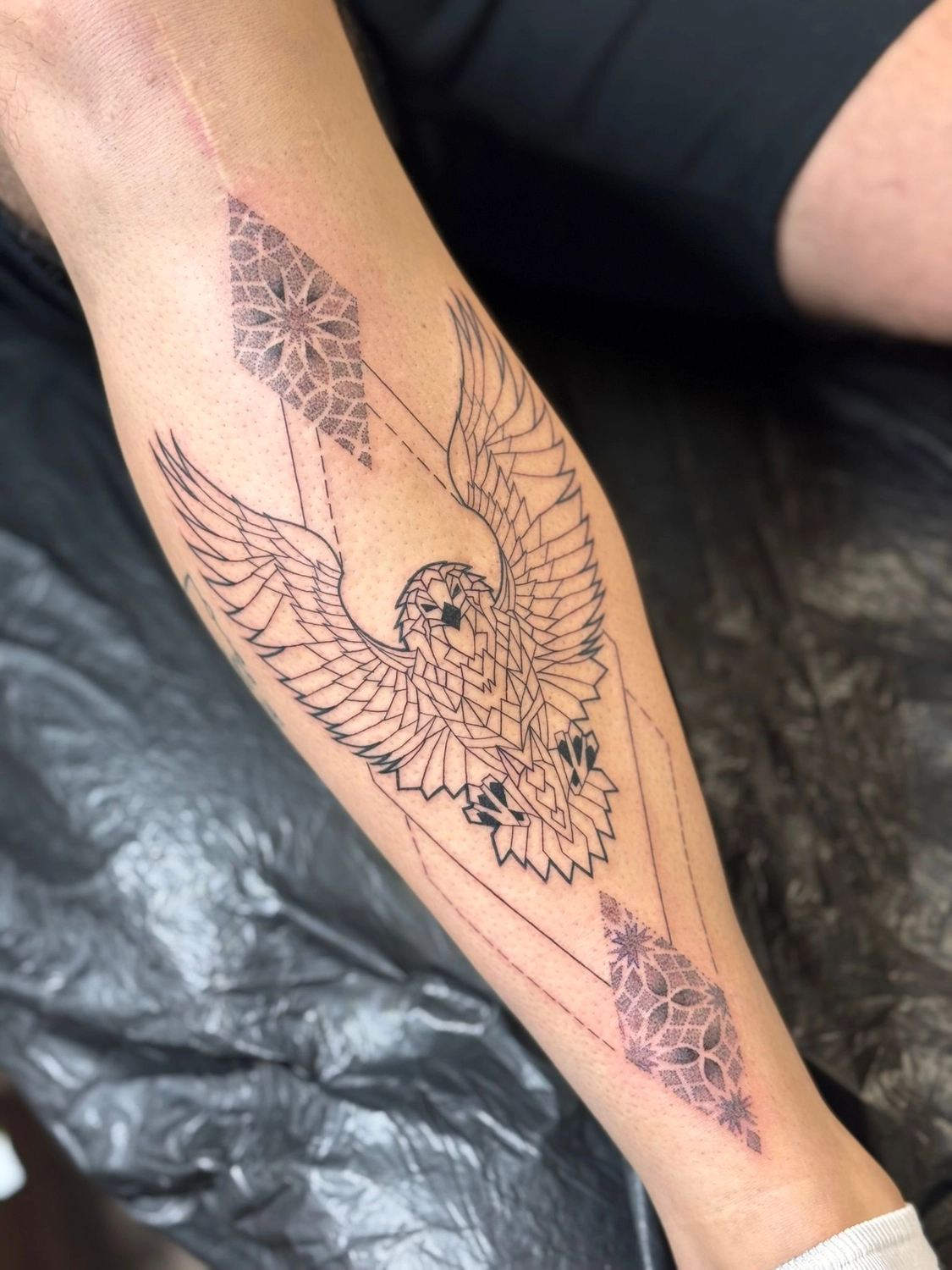 Kunstraum – Tätowierung – Schwarz-graue Eule auf dem Arm