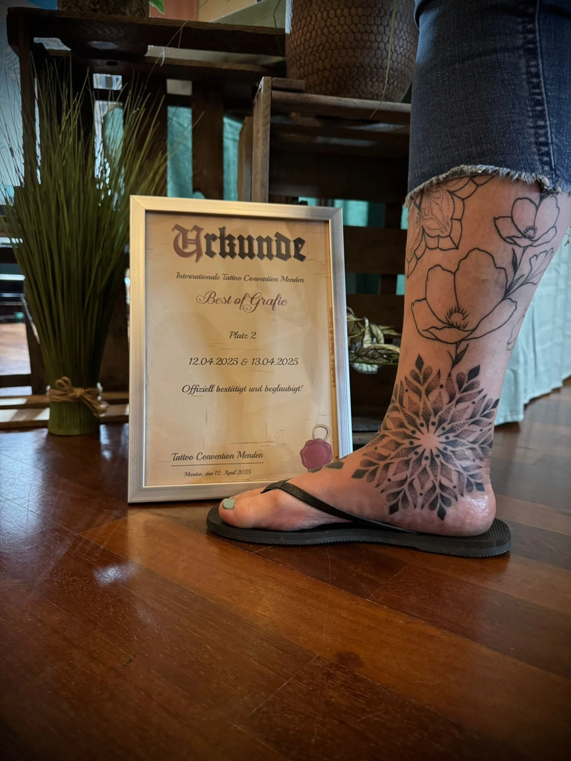 Kunstraum – Tätowierung – Schwarz-graue Blumentätowierung am Bein