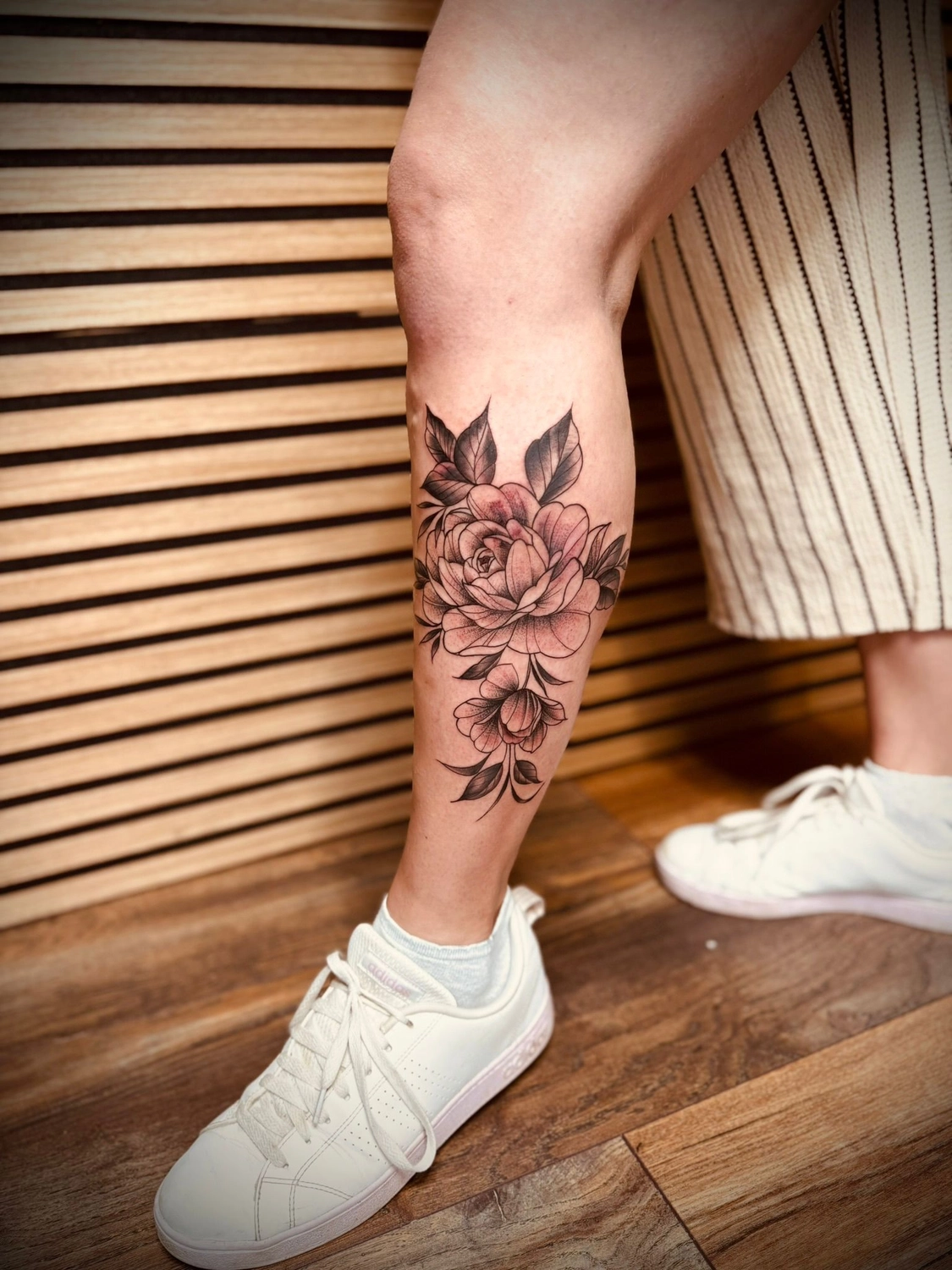 Kunstraum – Tätowierung – Schwarz-graue Blumentätowierung am Bein