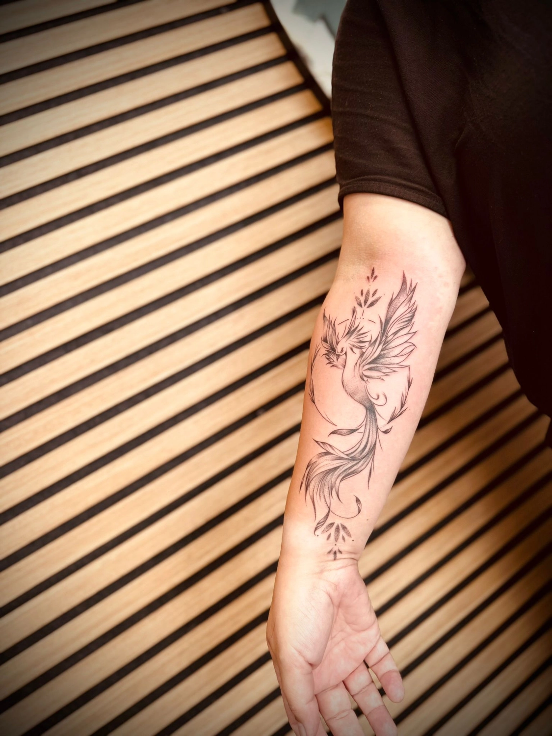Kunstraum – Tätowierung – Schwarz-graue Phönix-Tätowierung auf dem Unterarm