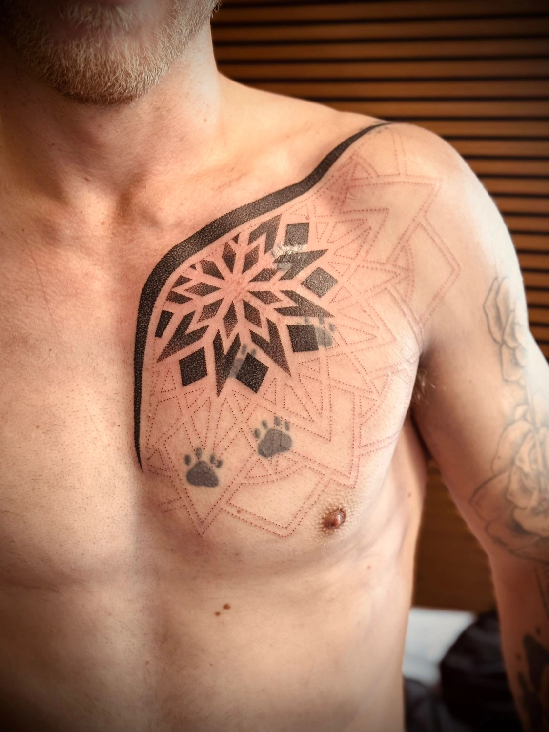 Kunstraum – Tätowierung – Schwarz-graue Tätowierung im geometrischen Stil auf der Brust