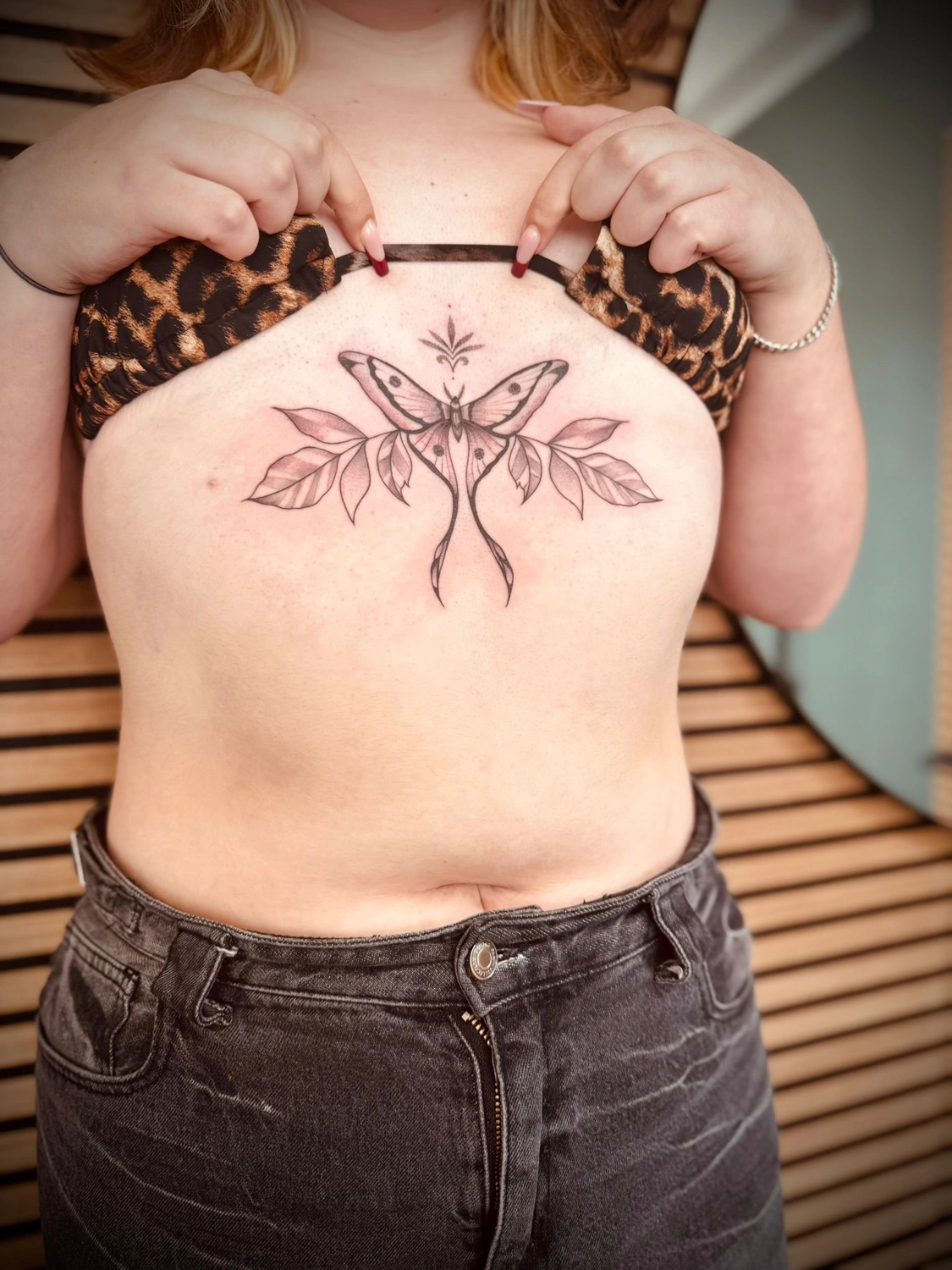 Kunstraum – Tätowierung – Schwarz-graue Libelle auf der Brust