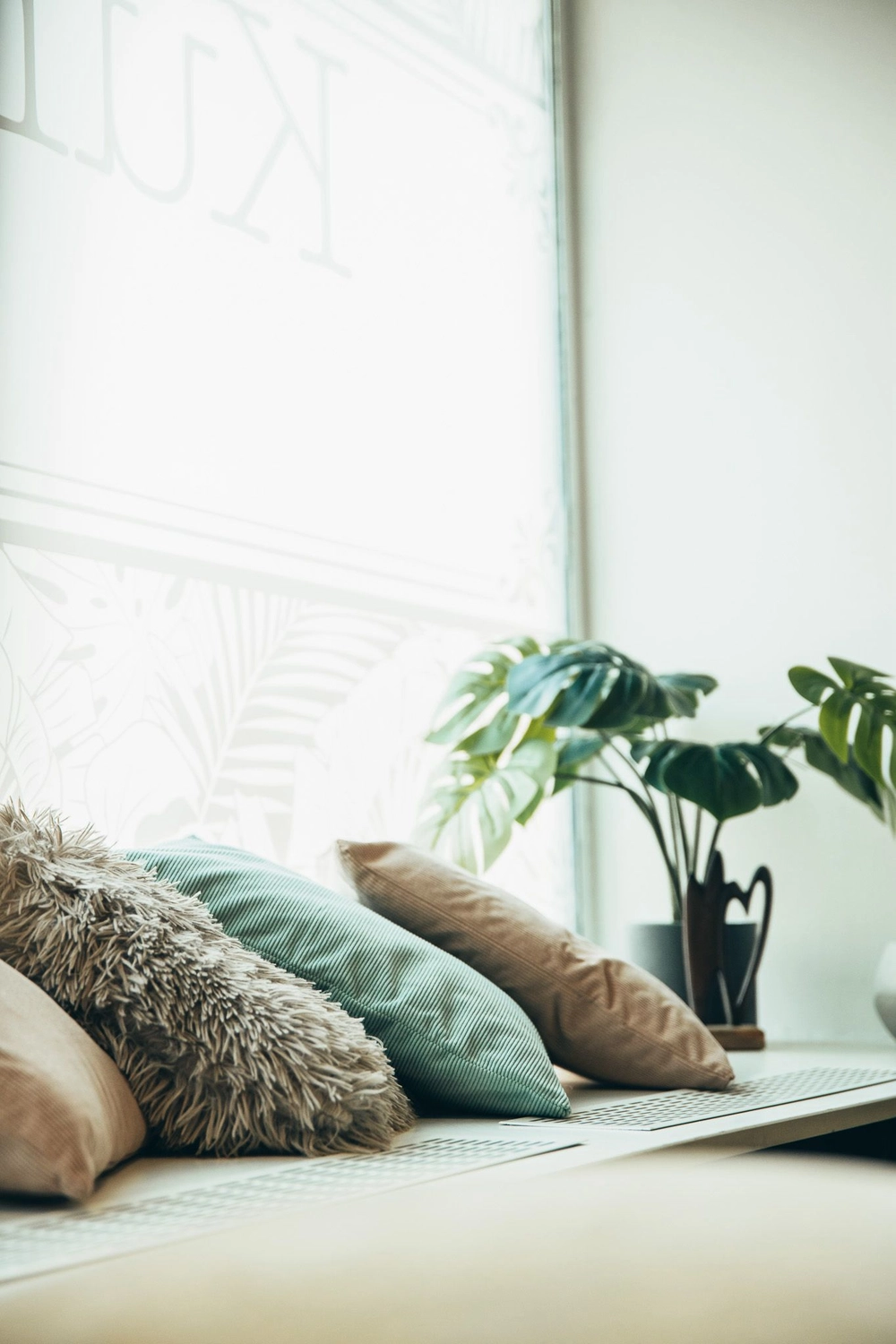 Kunstraum – Tätowierungsarbeiten – Wohnraum mit Kissen und Pflanzen.