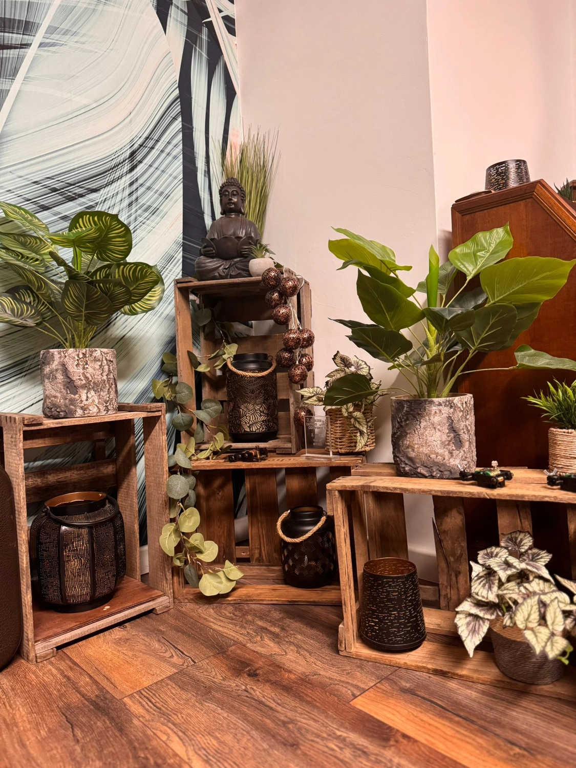 Kunstraum – Tätowierungsarbeiten – Holzregal mit Pflanzen und Accessoires im Studio 