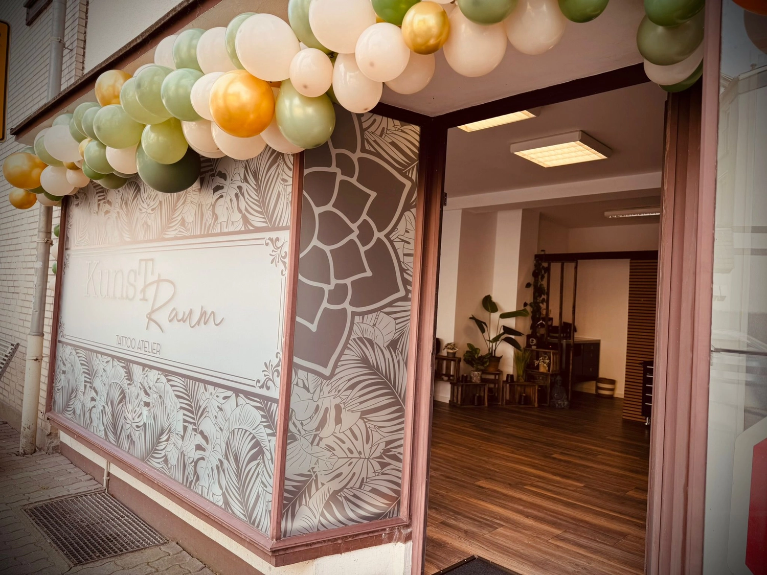 Kunstraum – Tattoo-Arbeiten – Halle mit Ballondekoration an der Tür