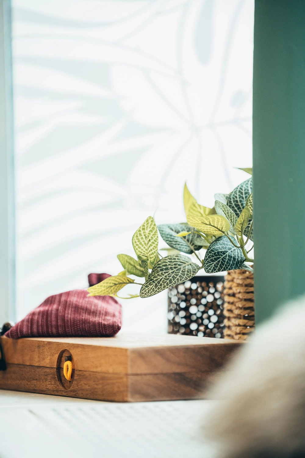 Kunstraum – Tätowierung – Lila Tasche und Blume auf Holzoberfläche