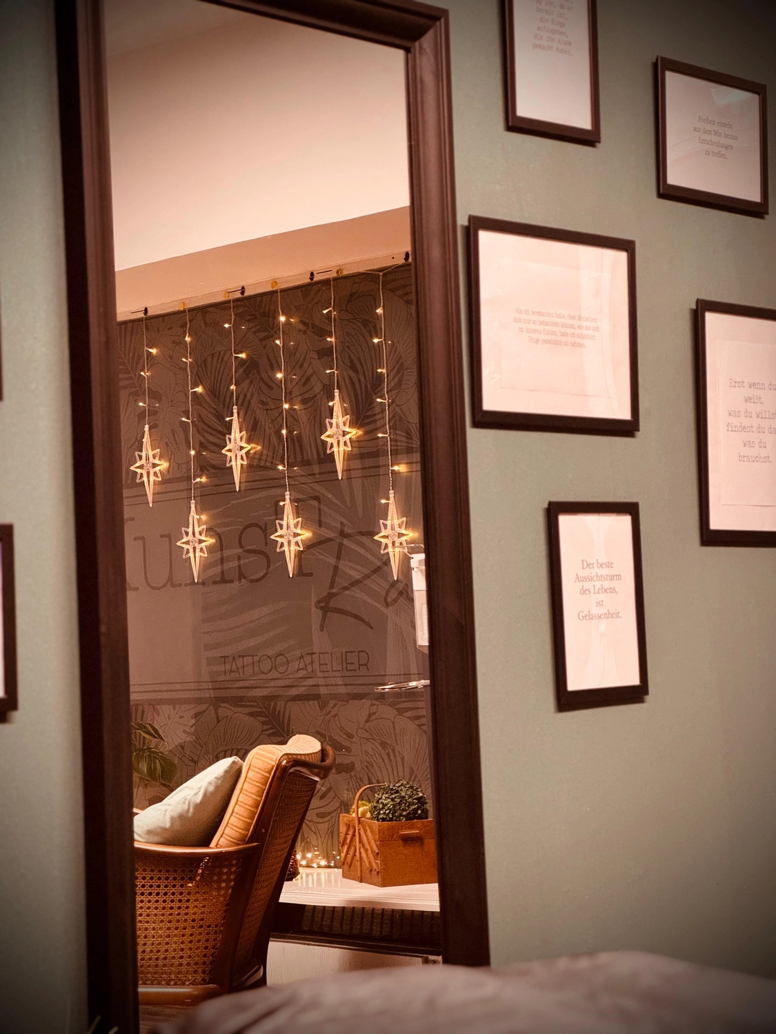 Kunstraum – Tattoo-Arbeiten – Rahmen an der Außenwand und im Innenraum Sternenlichter an der Wand