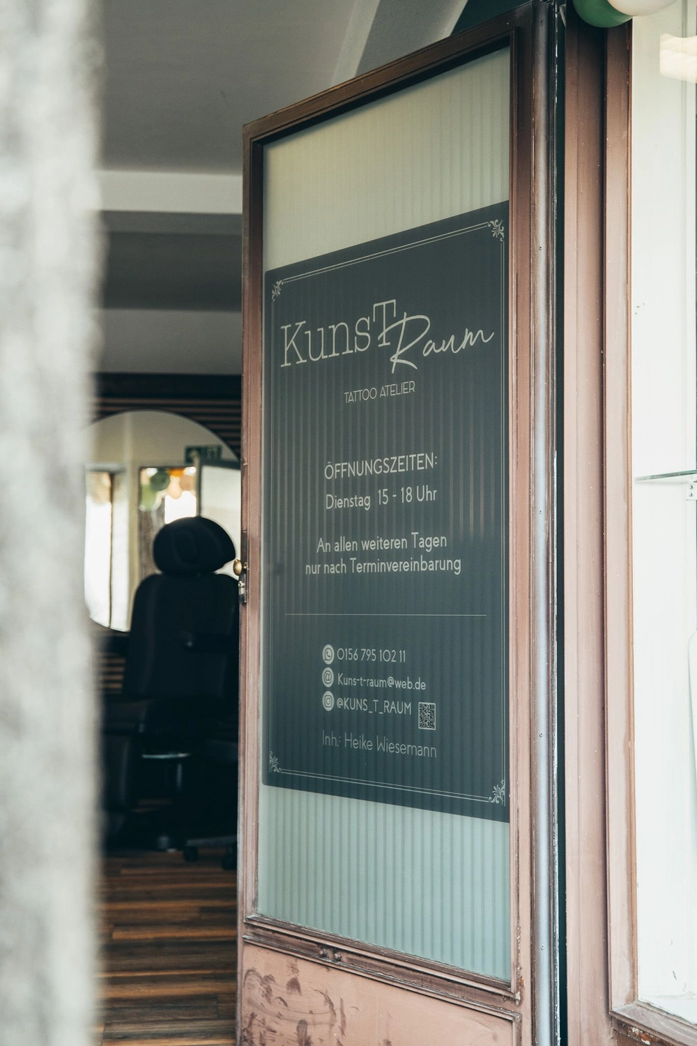 Kunstraum – Tattoo-Arbeiten – Kunstraum-Tafel an der Wand