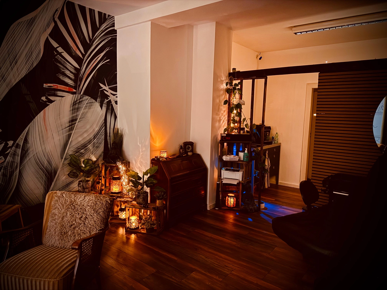 Kunstraum – Tätowierstudio – Raum mit Holzboden und Möbeln